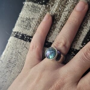 Radiant Gold Ring with Sparkling Gemstone and Intricate Design